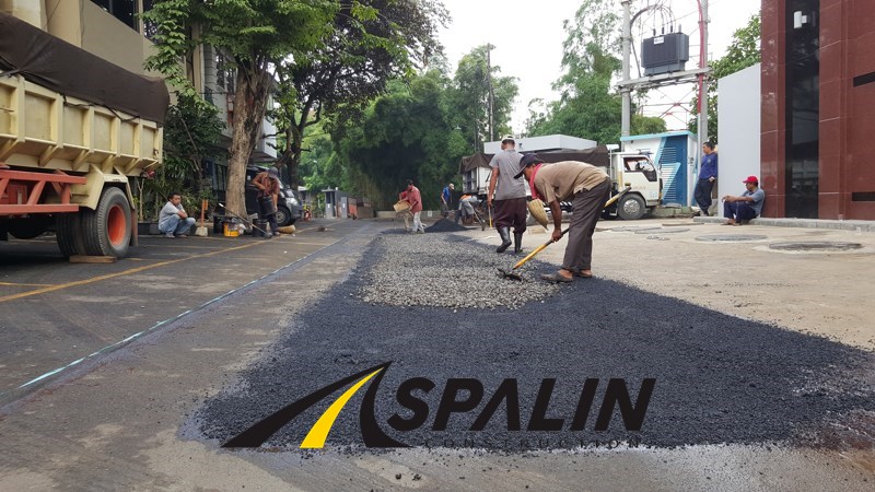 pengaspalan jalan raya di jakarta timur